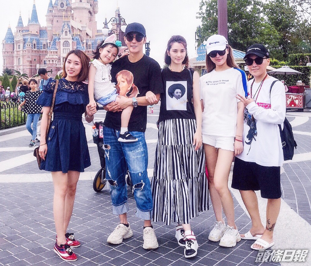 畢瀅（左一）當時以經理人身分，成功融入洪欣（右三）的家庭。